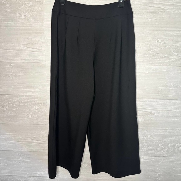 Club Monaco Yolande Black Gold Button
Palazoo Wide Leg Crop Pants - Picture 4 of 8